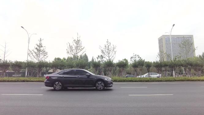 城市的马路车辆车流运镜空镜头