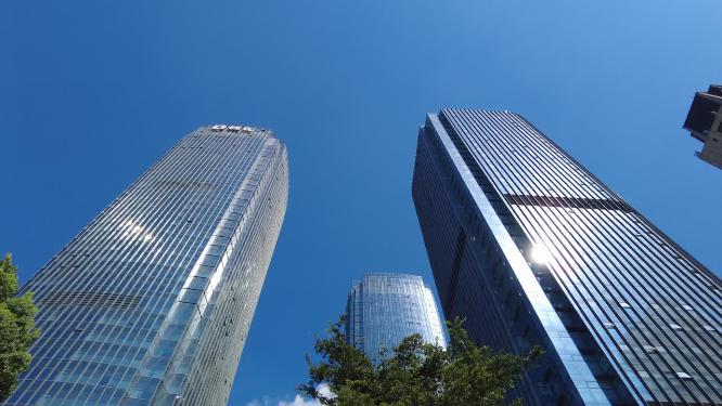 城市的高楼大厦仰视视角空镜头