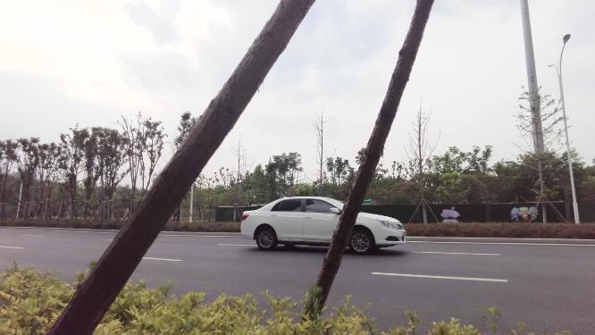 城市马路上面的汽车车辆车流