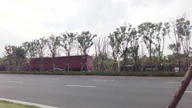 城市马路上面行驶的汽车车辆车流