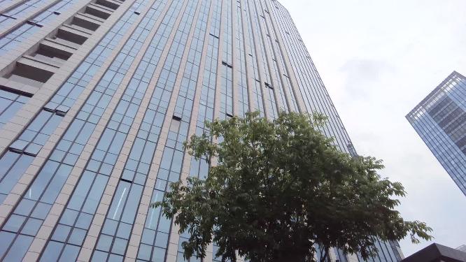 城市高楼大厦仰拍运镜空镜头