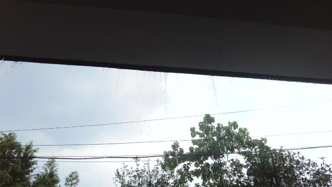 夏天下暴雨屋檐雨水雨滴视频素材