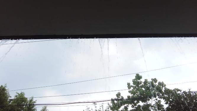 夏天下暴雨树林屋檐雨水视频素材