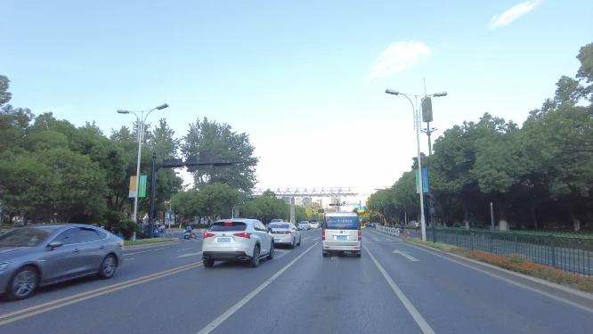 开车第一视角城市沿途风景