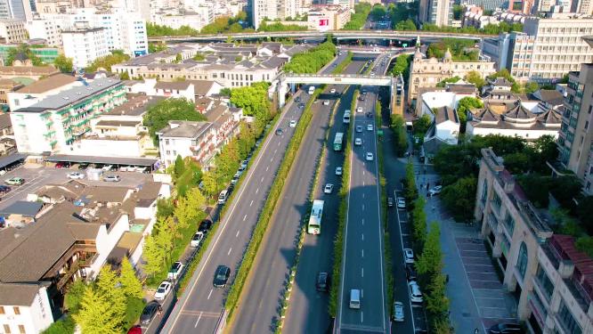 杭州市区西湖大道定安路马路车辆车流延时视频素材4