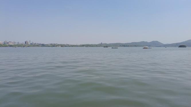 杭州西湖湖面游船轮船