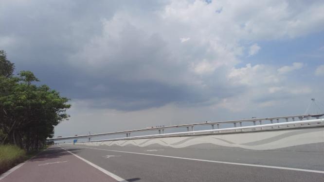 杭州钱塘江跑道和江边的江东大桥