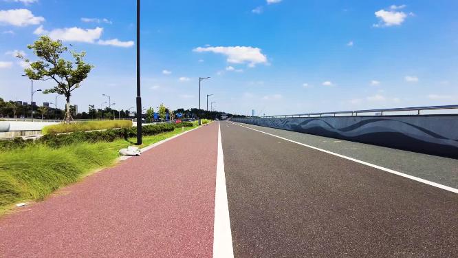杭州钱塘江跑道蓝天白云郊区运镜空镜头