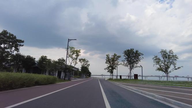 杭州钱塘江跑道蓝天白云风景