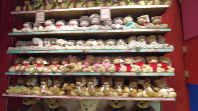 毛绒玩具店铺商品展示