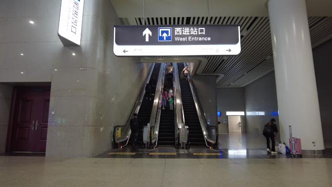 火车东站进站口上电梯过程