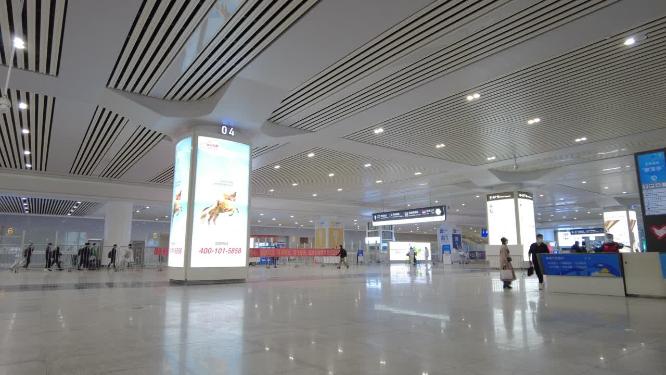 火车出站口人来人往行人路人旅客乘客