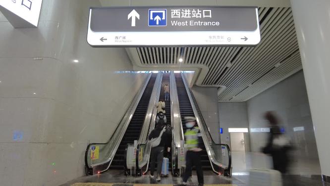 火车进站口电梯行人上下电梯延时摄影