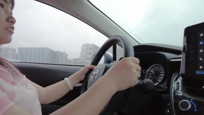 美女学开车下雨天