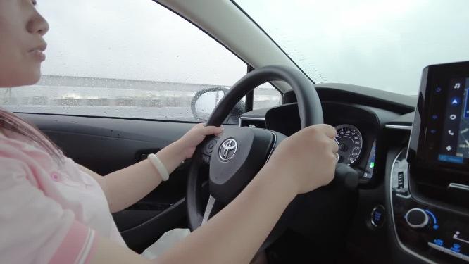 美女开汽车开车视角