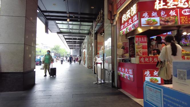 美食街头的人流
