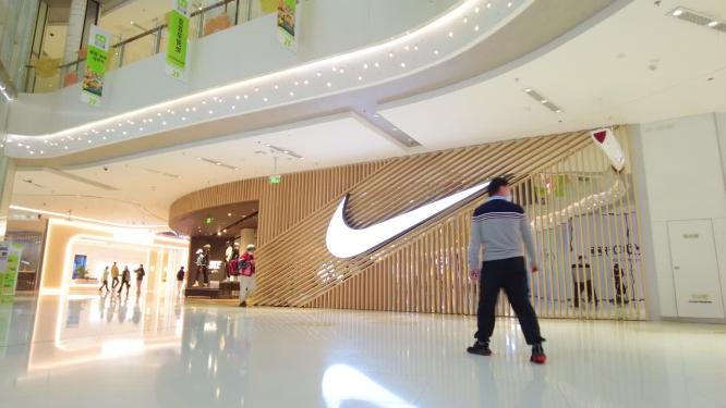 耐克实体店门口人流延时摄影视频素材