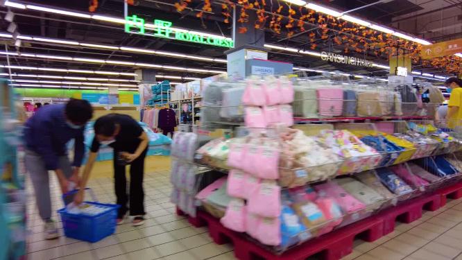 超市摆放的商品琳琅满目