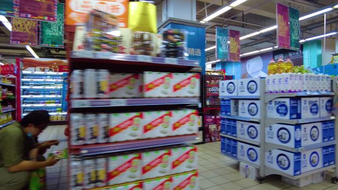 超市摆放的零食商品展示空镜头