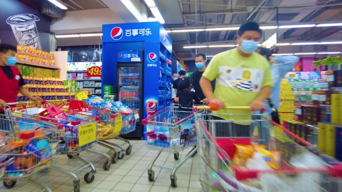 超市摆放的零食饮料商品展示空镜头