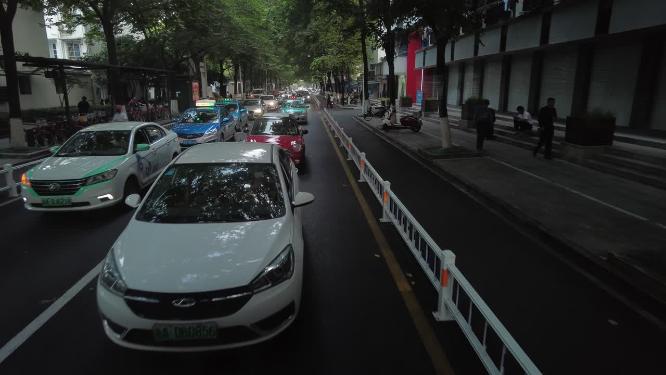 马路上面汽车行驶空镜头