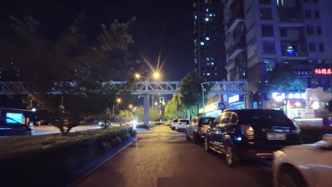 马路夜晚人行道