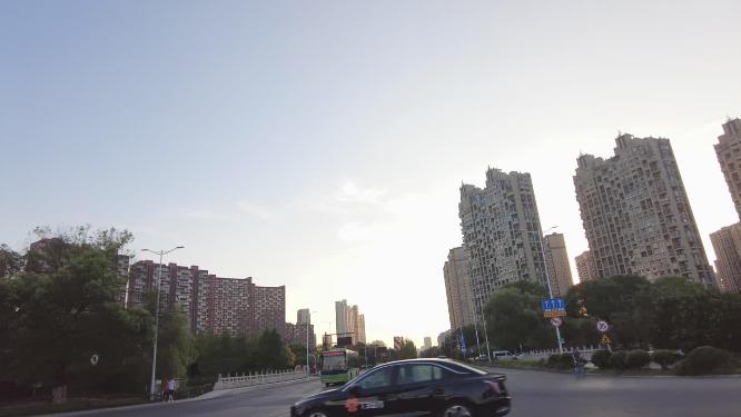 黄昏城市窗外风景树林和高楼