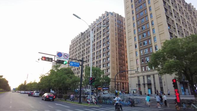 黄昏城市街道的风景开车第一视角