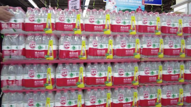 物美商品排列展示逛超市