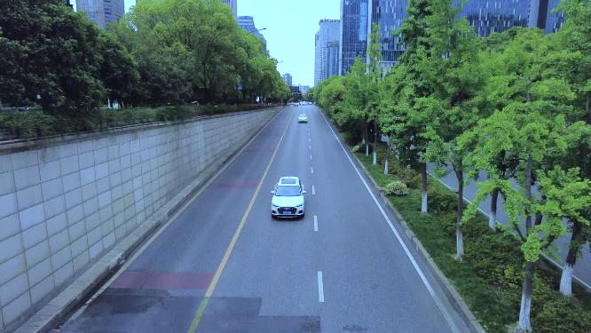 公路上面行驶的汽车