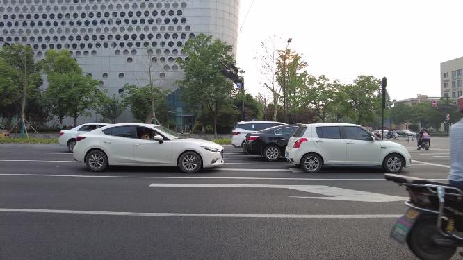 公路汽车有序行驶