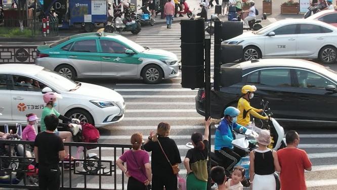 公路红绿灯下车辆车流