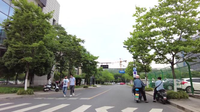 公路马路推进运镜空镜头