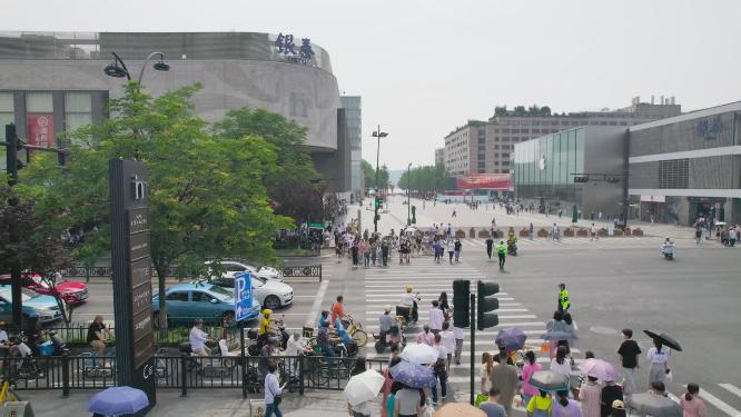 十字路口行人过马路