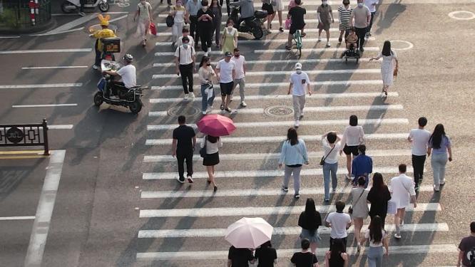 城市公路行人过马路