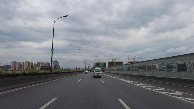 城市公路风景开车视角
