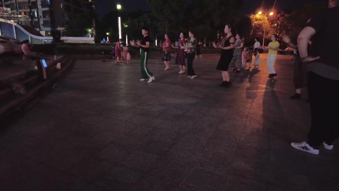 城市夜晚大妈跳广场舞
