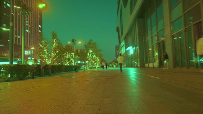城市夜晚街道休闲散步的人们人流延时