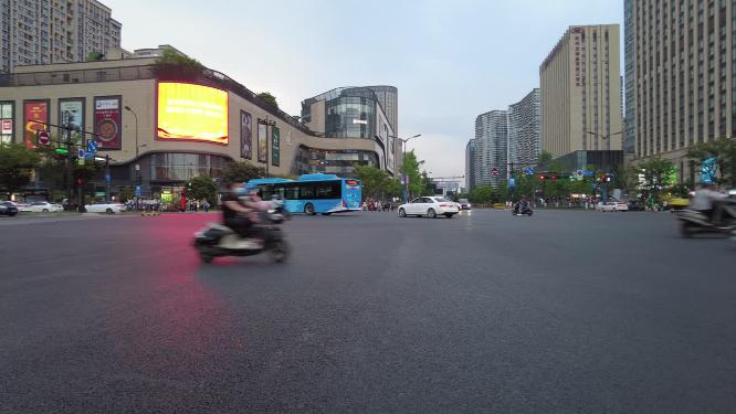 城市夜晚车流人流