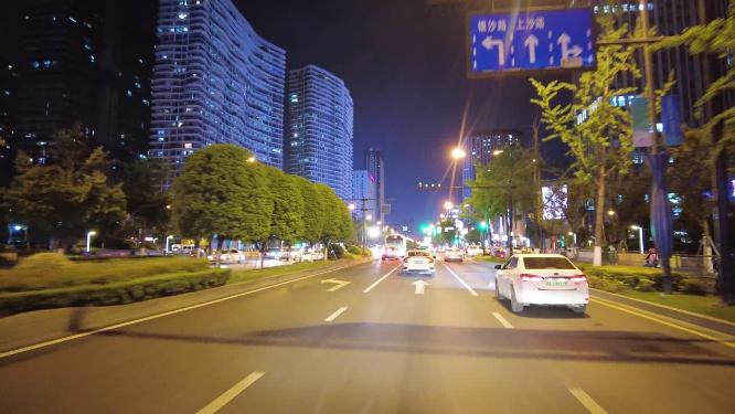 城市夜晚马路开车第一视角