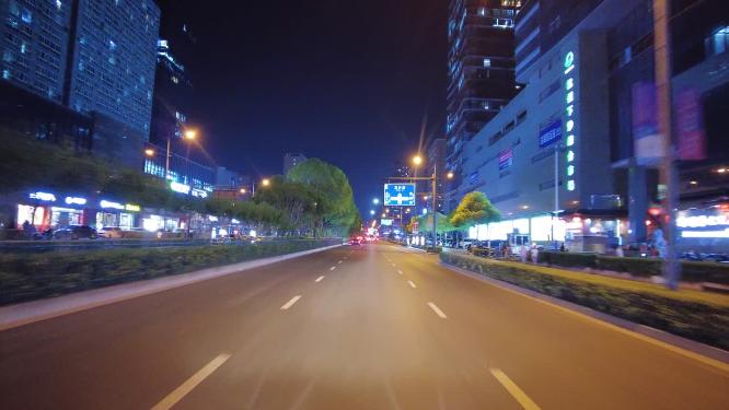 城市夜晚马路开车第一视角空镜头