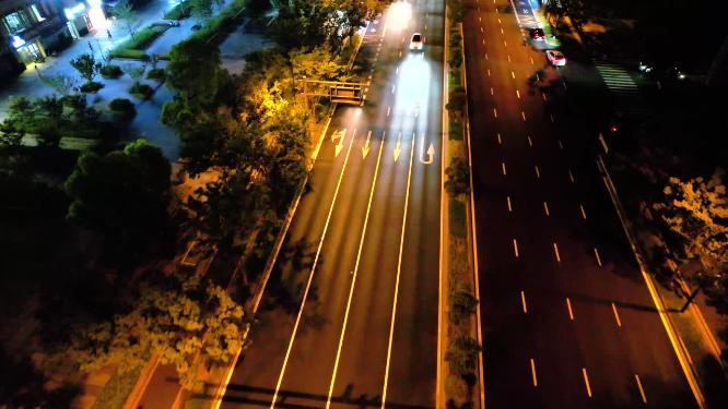 城市夜晚马路行驶的汽车