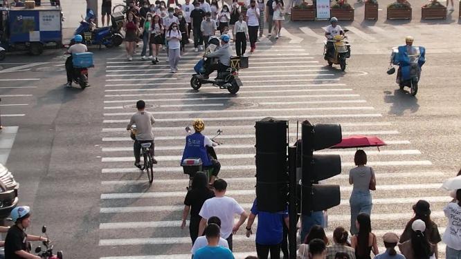 城市行人过马路特写