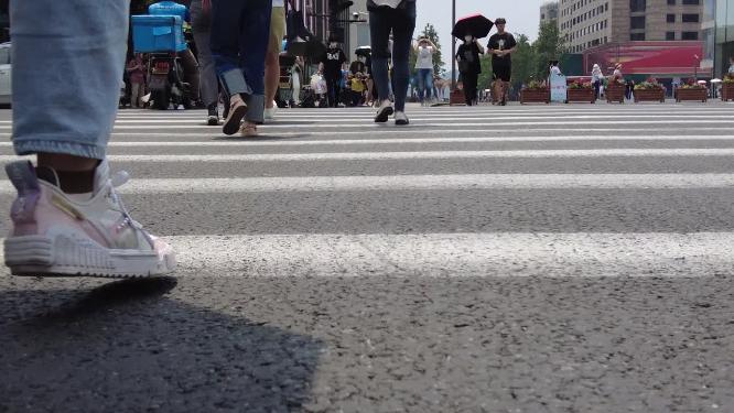 城市行人过马路脚步