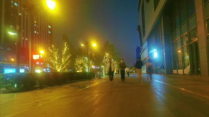 城市马路街道夜晚散步行人人流延时