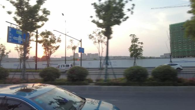 夕阳下汽车行驶窗外的风景