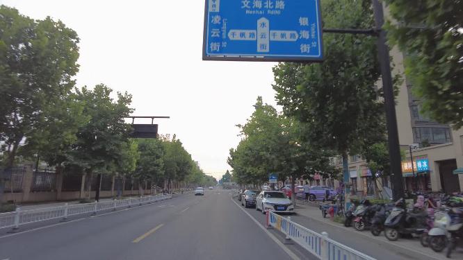 夕阳下马路街头