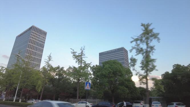 夕阳西下汽车窗外的风景