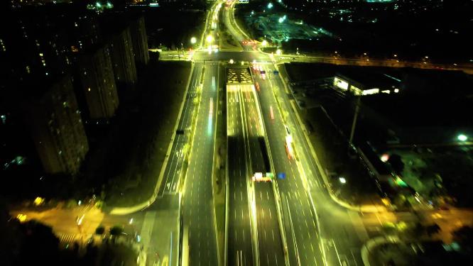 夜晚城市车流延时车轨