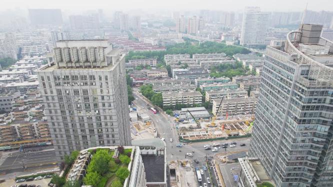 市区拥挤的城市高楼中北花园航拍